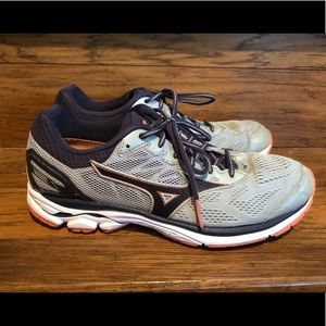 Mizuno women’s running shoes 💕3/$15 or 5/$25💕